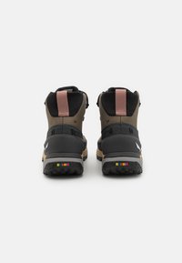 Stivali da trekking marroni e neri con una tomaia testurizzata, colletto imbottito e un design del tallone colorato. Presentano una suola in gomma resistente per una buona trazione.