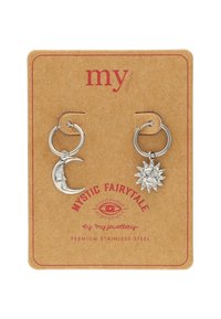 Boucles d'oreilles en acier inoxydable avec des designs de lune croissante et de soleil. Présentent une finition polie et un fermoir articulé. Emballage en carton inclus.