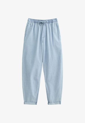 Helle blaue, locker sitzende Jeanshose mit elastischem Bund und Kordelzug. Verfügt über seitliche Taschen und aufgerollte Säume. Glatte Textur.