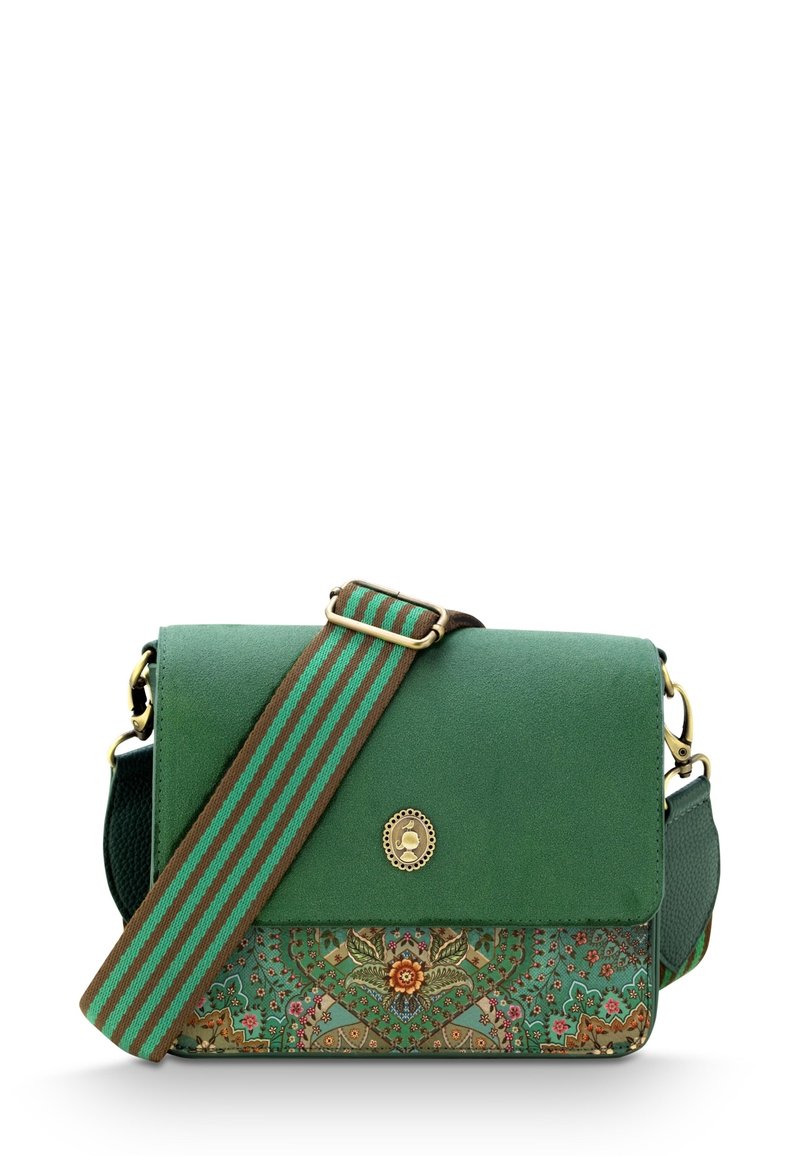 Groene schoudertas met een platte flap, bloemige en patroonachtige details, een gestreepte strap en een ronde gouden hardware accent.