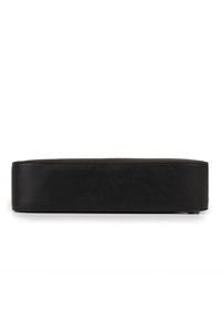 Fondo rettangolare in pelle nera di borsa con cuciture visibili e texture liscia su sfondo bianco.