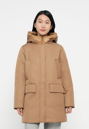 Bruine gewatteerde parka met een grote capuchon, twee voorzakken en een rits. Glad textuur, met een contrasterende binnenvoering.