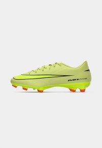 Fényes sárga-zöld Nike Air Zoom focicipő fekete swoosh-sal, fűzőkkel és narancssárga hegyű stoplikkal, fehér háttéren.
