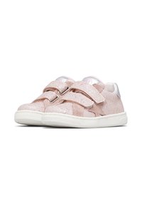 Sneaker rosa glitter con due cinturini in Velcro, materiale scamosciato morbido, suola in gomma bianca e un accento metallico argento sul tallone.