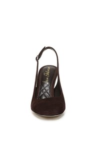 Tacco slingback in suede marrone con punta rotonda, soletta trapuntata e fibbia in tonalità argento sulla cinghia. La suola liscia completa il design.