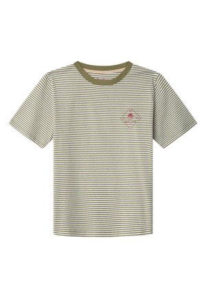 Korte mouwen, olijfgroen met wit gestreept T-shirt met een groene kraag en een klein rood logo op de linkerborst.