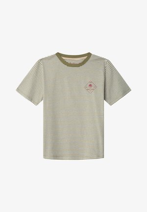 Camiseta de manga corta con rayas en verde oliva y blanco, con cuello verde y un pequeño logo rojo en el lado izquierdo del pecho.