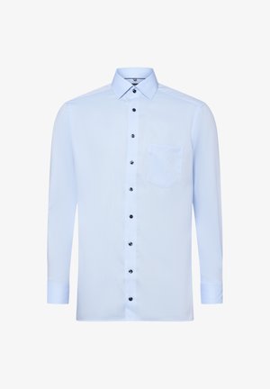 Lichtblauw overhemd met lange mouwen van geweven stof, met een kraag, zwarte knopen en een borstzak met een subtiele textuur.