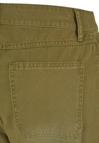 Olivgrüne Baumwollhose mit geradem Schnitt, auffälliger Gesäßtasche und kontrastierenden Nähten für zusätzliche Details.