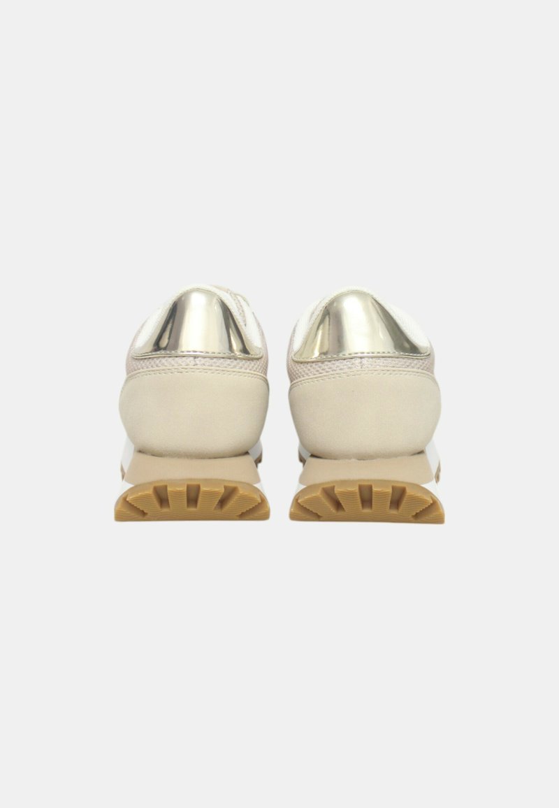Eleganti scarpe da corsa bianche con dettagli metallici, design arrotondato, tessuto testurizzato e una suola in gomma tan resistente con motivi di battistrada distintivi.