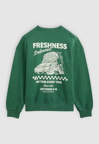 Πράσινο φούτερ με λευκό γραφικό που δείχνει ένα αγωνιστικό αυτοκίνητο και μια φέτα πίτσα με κείμενο: «Φρεσκάδα παραδοθείσα! Στην ώρα της κάθε φορά. Levi Strauss & Co.