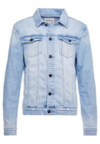 Ljusblå jeansjacka med spetsig krage, knappstängning, två bröstfickor och kontrasterande mörka knappar. Har en klassisk design.