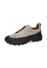 Graue Wildleder-Slipper mit einer schwarzen Gummisohle. Verfügt über ein strukturiertes Obermaterial und ein braunes Lederinterieur, das für Griffigkeit und Komfort sorgt.