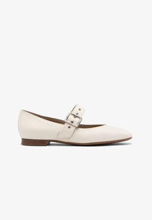 Valged nahksed balleti kingad terava varbaga, külgrihmaga ja pannalate detailiga ning madala pruunist kontsaga. Sile tekstuur.