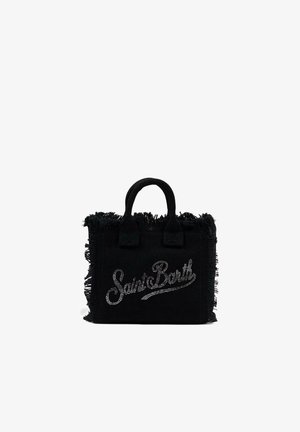 Zwarte geweven tote tas met rafelige randen en "Saint Barth" in versierde letters aan de voorkant, met twee korte handvatten.