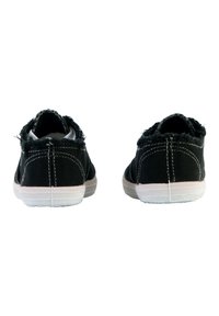 Scarpe nere in tela con bordi sfilacciati, suole in gomma bianca e cuciture a contrasto. Modello a taglio basso con punta rotonda e finitura texturizzata.