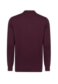 Suéter de punto burdeos con cuello, mangas largas y puños y bajo acanalados, que presenta una textura suave y uniforme.