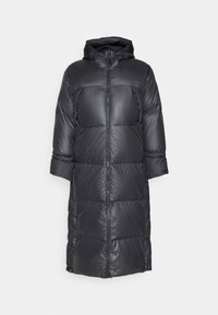 Lång svart puffjacka med huva, quiltat mönster, dragkedjestängning fram och två sidofickor. Tillverkad av glänsande, lätt material.