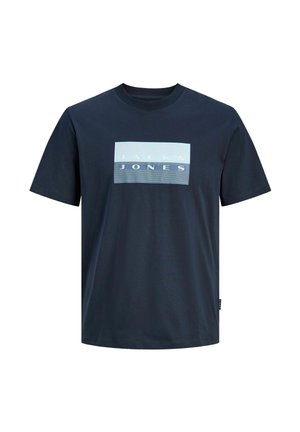 Marineblaue Baumwoll-T-Shirt mit einem rechteckigen hellblauen Motiv und dem Text "JACK & JONES", kurzen Ärmeln und Rundhalsausschnitt.
