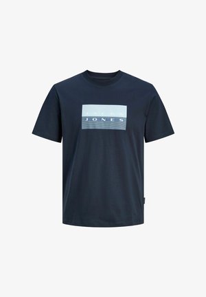 Marineblaue Baumwoll-T-Shirt mit einem rechteckigen hellblauen Motiv und dem Text "JACK & JONES", kurzen Ärmeln und Rundhalsausschnitt.