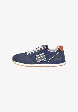 Zapatilla azul marino con cordones blancos, suela de goma, detalle naranja en el talón y un gran logo gris en forma de "m" en el lateral.