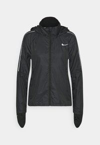 Veste légère noire Nike zippée avec capuche, bandes réfléchissantes sur les manches, manches avec ouverture pour le pouce et logo blanc sur la poitrine.