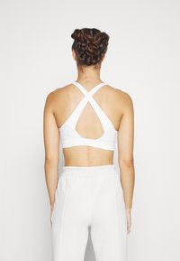 lululemon ENVITAL B/C CUP - Vidēja atbalsta sporta krūšturis - white