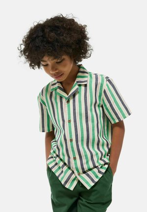Chemise à manches courtes avec boutons, rayée verticalement en vert, bleu marine, blanc et rouge ; boutons en bois et col à crans ; tissu léger.
