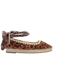 Espadrille à imprimé léopard marron, avec une tige en tissu texturé, une semelle en jute tressé et un accent de lien à imprimé léopard rose.