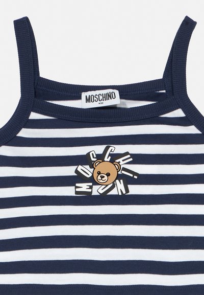 Μπλε σκούρο και λευκό ριγέ αμάνικο τοπ για νήπια με γραφικό αρκουδάκι περιτριγυρισμένο από διασκορπισμένα γράμματα "MOSCHINO" και ετικέτα Moschino Kid.
