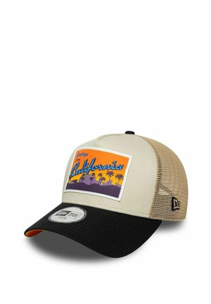 Gorra trucker beige y negra con parte trasera de malla y una parche con la inscripción "Saludos desde California" sobre un diseño de palmera y silueta de ciudad.