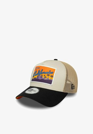 Gorra trucker beige y negra con parte trasera de malla y una parche con la inscripción "Saludos desde California" sobre un diseño de palmera y silueta de ciudad.