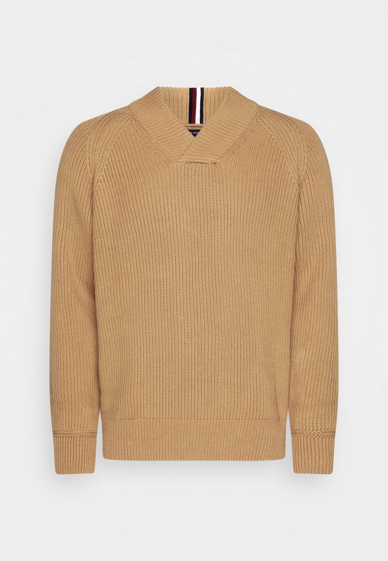 Maglione in beige a maglia con colletto scialle, texture a coste e maniche lunghe. Presenta strisce rosse e bianche a contrasto sul colletto.