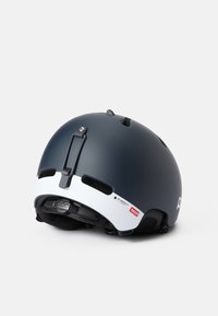 Casque en mat bleu marine avec des accents blancs. Comprend des trous de ventilation, une pince arrière et des logos. Forme arrondie et construction robuste pour la sécurité.