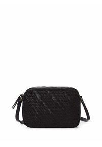 Bolso de cuero negro trenzado con forma rectangular, cierre de cremallera y correa ajustable. Presenta un patrón geométrico texturizado en la superficie.