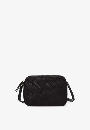 Bolso de cuero negro trenzado con forma rectangular, cierre de cremallera y correa ajustable. Presenta un patrón geométrico texturizado en la superficie.