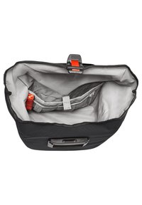 Borsa nera in tessuto con interno grigio, dotata di apertura superiore, spallacci regolabili e un accento rosso vicino alla chiusura. Sono visibili più scomparti.