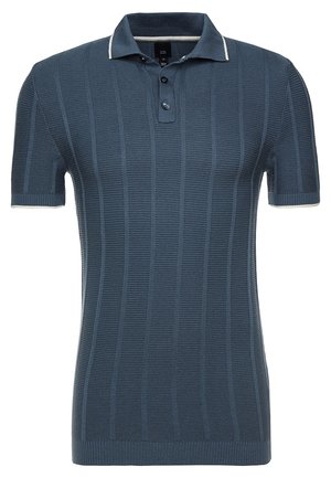 Donkerblauw gebreid poloshirt met korte mouwen, verticale ribbelstructuur, twee knopen en witte bies aan kraag en mouwranden.