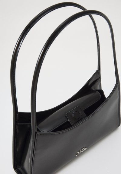 Sac en cuir verni noir avec deux anses allongées, silhouette courbée et fermoir à pression. Présente un accent de logo sur le devant.