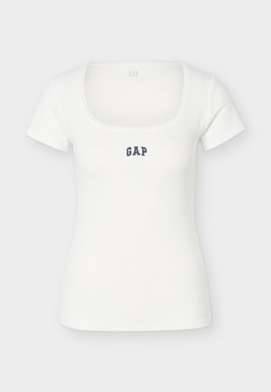 Λευκή κοντομάνικη ριπ βαμβακερή μπλούζα με τετράγωνο ντεκολτέ και σκούρο μπλε λογότυπο "GAP" στη μέση του στήθους.