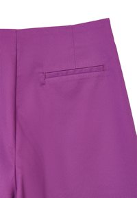 Pantalon violet avec une texture lisse, une poche arrière unique et une coupe ajustée aux lignes nettes.