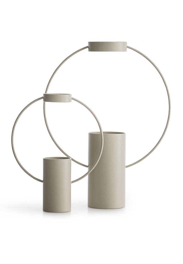 Zwei zylindrische Metallvasen in einem sanften Beigeton, mit kreisförmigen Akzenten am oberen Rand. Die größere Vase ist höher, beide haben eine matte Oberfläche.