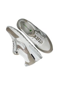 Zwei Schuhe, die eine Kombination aus weißem Leder und grauem Wildleder aufweisen, mit silbernen Akzenten, strukturierten Paneelen und einer dicken weißen Sohle.