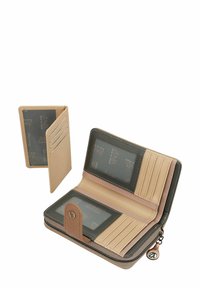 Billetera de cuero beige con cierre de cremallera, que cuenta con un tarjetero con seis compartimentos, ventanas para identificación y un estuche para tarjetas extraíble.