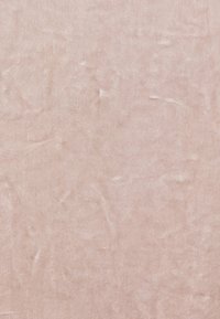 Tejido texturizado en color rosa con finas rayas verticales, superficie suave y un sutil brillo. Se presenta suave y flexible, adecuado para tapicería o ropa.