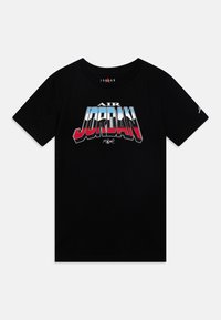 Czarny bawełniany t-shirt z dużym, wyraźnym napisem "AIR JORDAN" w kolorze czerwonym i niebieskim. Krótkie rękawy i okrągły dekolt.