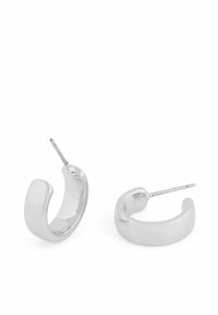 Silverhänge med en polerad, slät yta, som har en enkel design och en rak stift för fästning.