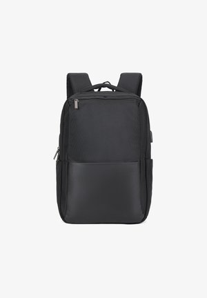 Zaino nero con tessuto testurizzato, dotato di spallacci imbottiti, chiusura superiore con zip e un pannello frontale liscio con una tasca zip.