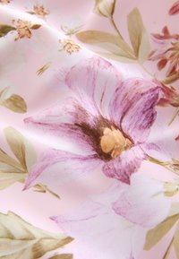 Țesătură mătăsoasă cu un fundal roz, prezentând flori mari violete, frunze verzi și accente subtile bej. Textură netedă, model floral.