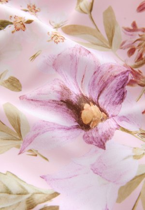 Silkestof med en lyserød baggrund med store lilla blomster, grønne blade og subtile beige accenter. Glat tekstur, blomsterprint.